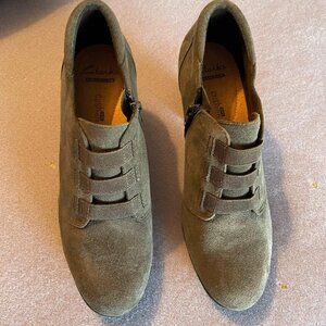 Clarks Collection Soft Cushion Suede Leather Side Zipper Ankle Boots 7.5M Gray